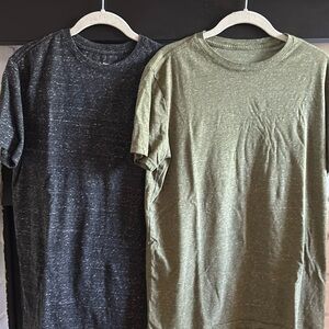 Goodfellow, 2, men’s tshirts. One dk grey, one olive green. Size M